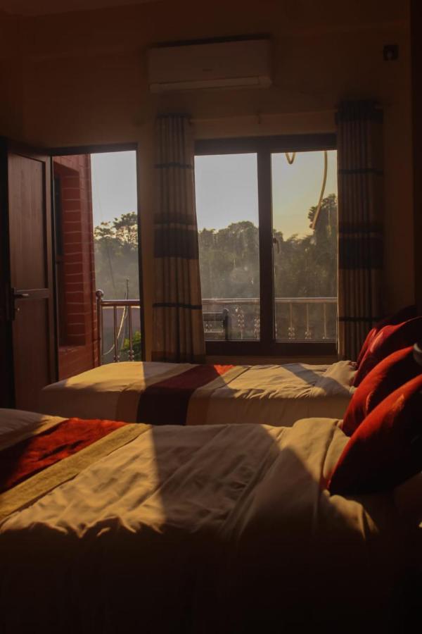 Hotel Flycatcher Chitwan- A Jungle Safari Home Sauraha Dış mekan fotoğraf
