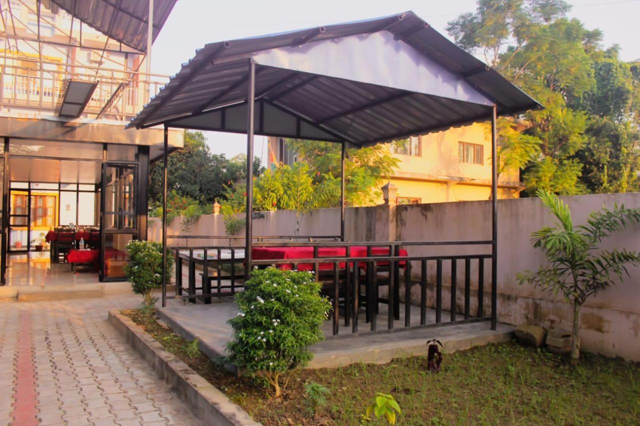 Hotel Flycatcher Chitwan- A Jungle Safari Home Sauraha Dış mekan fotoğraf