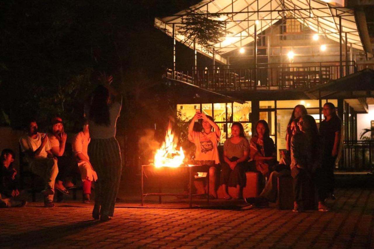 Hotel Flycatcher Chitwan- A Jungle Safari Home Sauraha Dış mekan fotoğraf