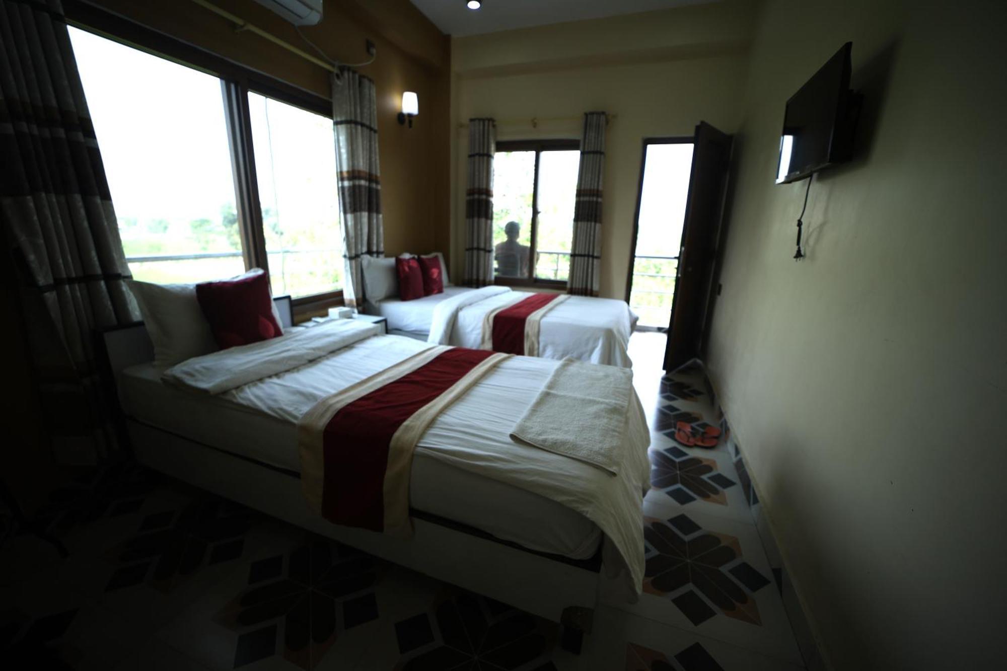 Hotel Flycatcher Chitwan- A Jungle Safari Home Sauraha Dış mekan fotoğraf