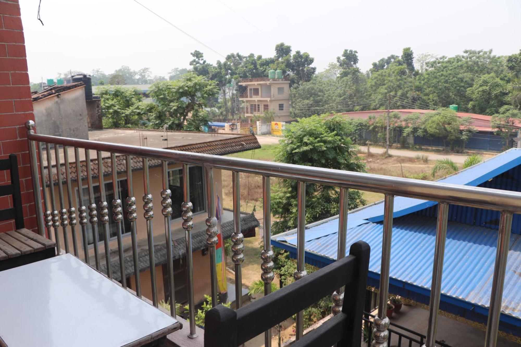 Hotel Flycatcher Chitwan- A Jungle Safari Home Sauraha Dış mekan fotoğraf