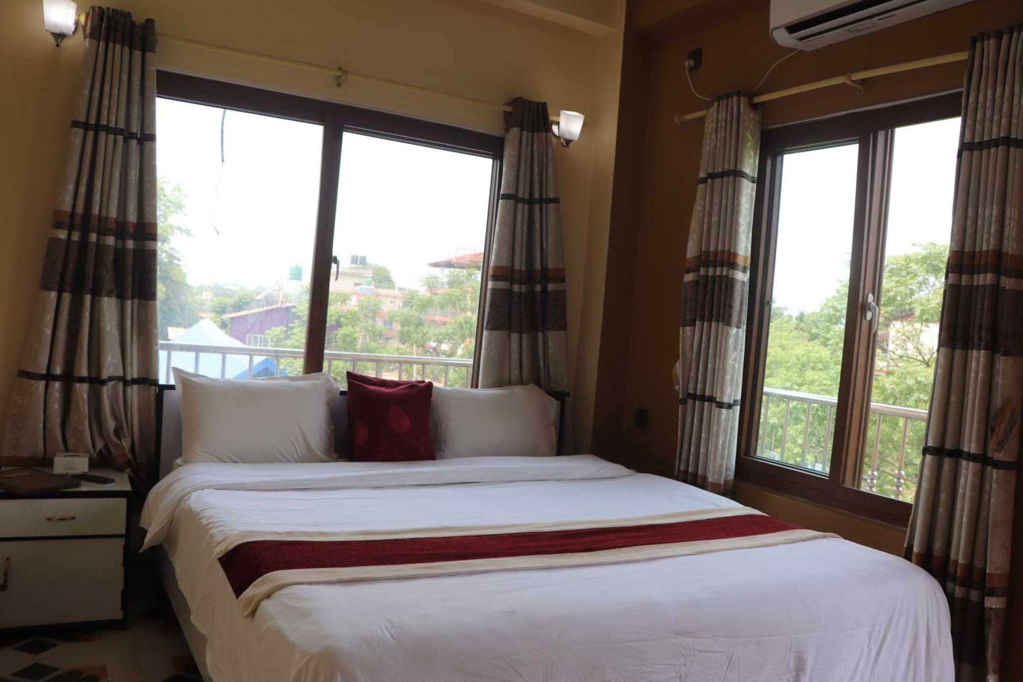 Hotel Flycatcher Chitwan- A Jungle Safari Home Sauraha Dış mekan fotoğraf