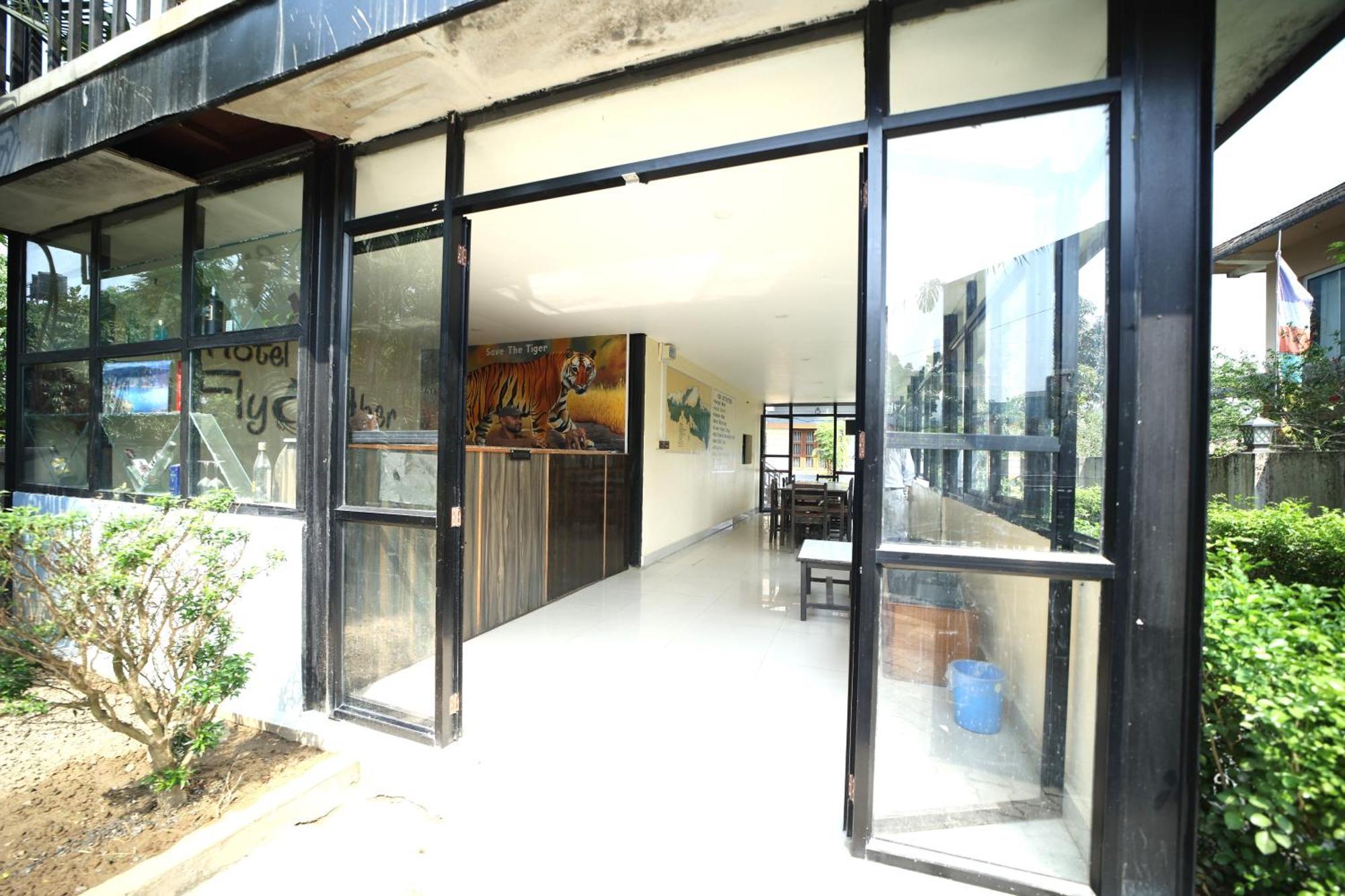 Hotel Flycatcher Chitwan- A Jungle Safari Home Sauraha Dış mekan fotoğraf