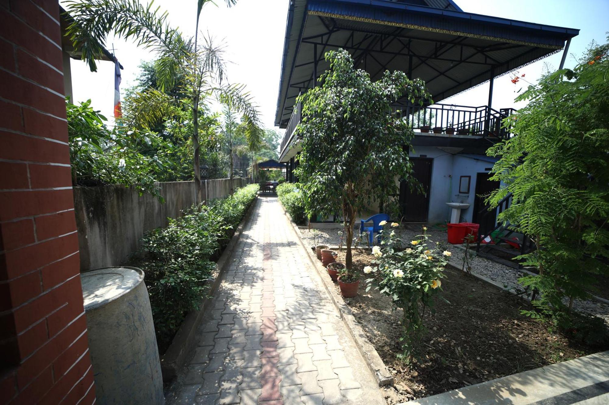 Hotel Flycatcher Chitwan- A Jungle Safari Home Sauraha Dış mekan fotoğraf