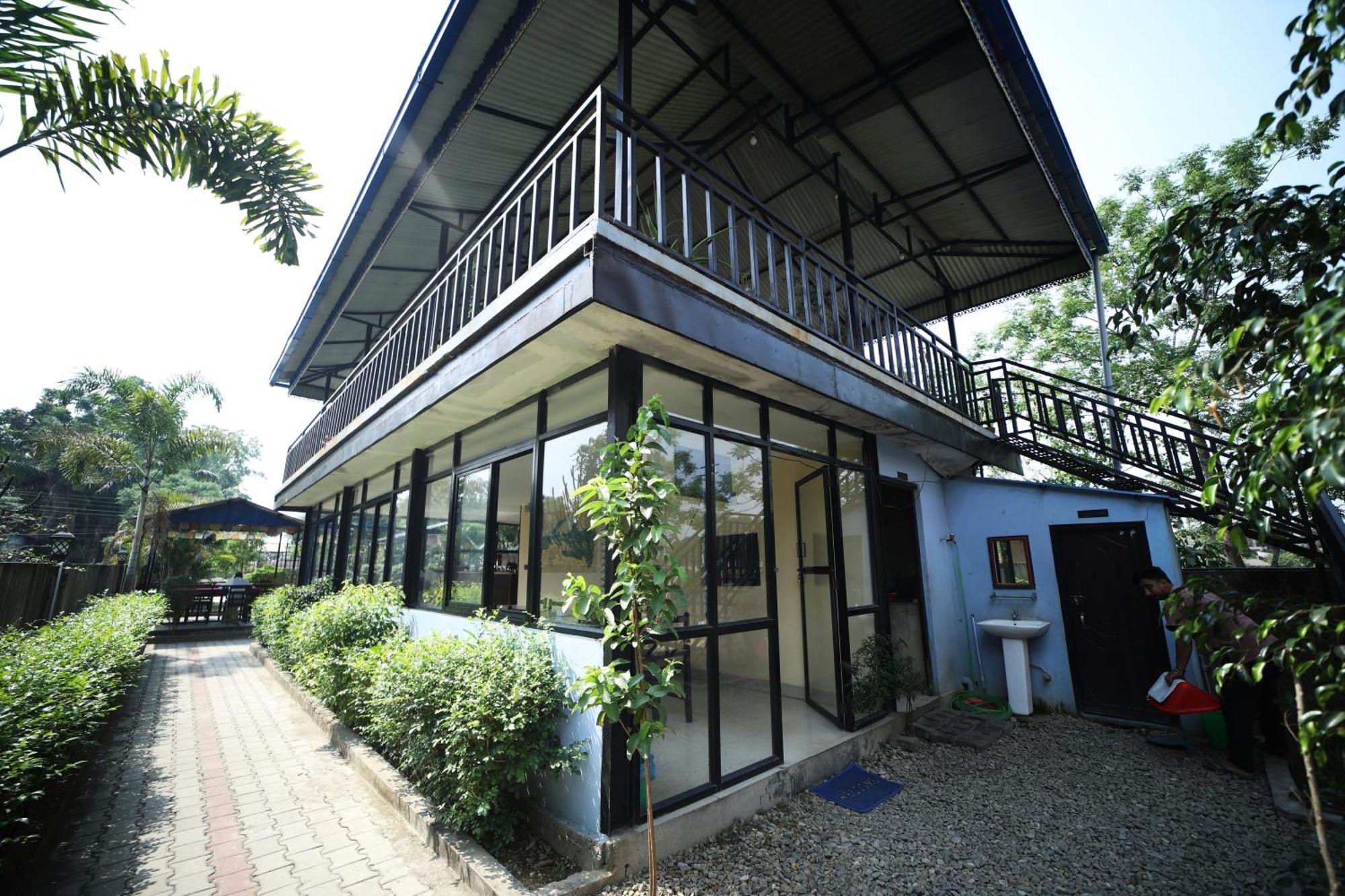 Hotel Flycatcher Chitwan- A Jungle Safari Home Sauraha Dış mekan fotoğraf