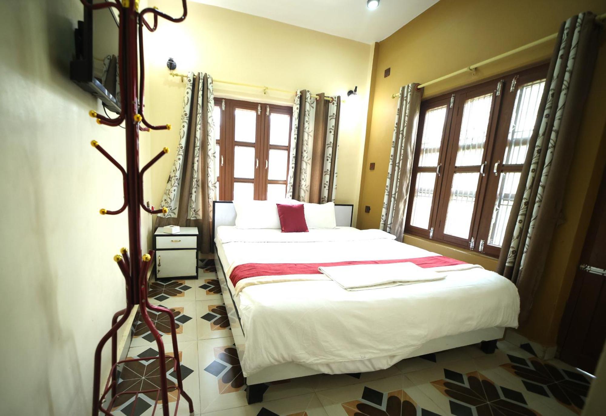 Hotel Flycatcher Chitwan- A Jungle Safari Home Sauraha Dış mekan fotoğraf