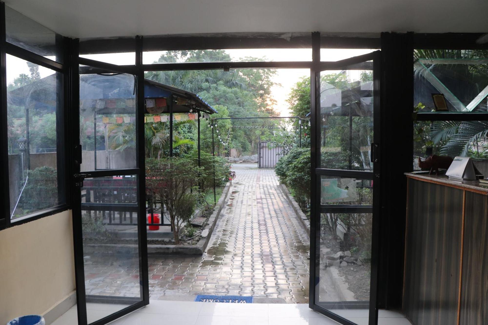 Hotel Flycatcher Chitwan- A Jungle Safari Home Sauraha Dış mekan fotoğraf