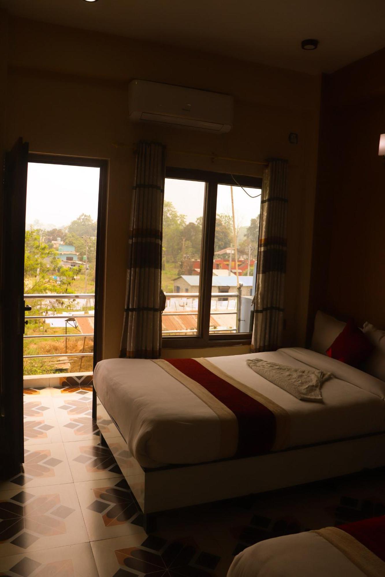 Hotel Flycatcher Chitwan- A Jungle Safari Home Sauraha Dış mekan fotoğraf
